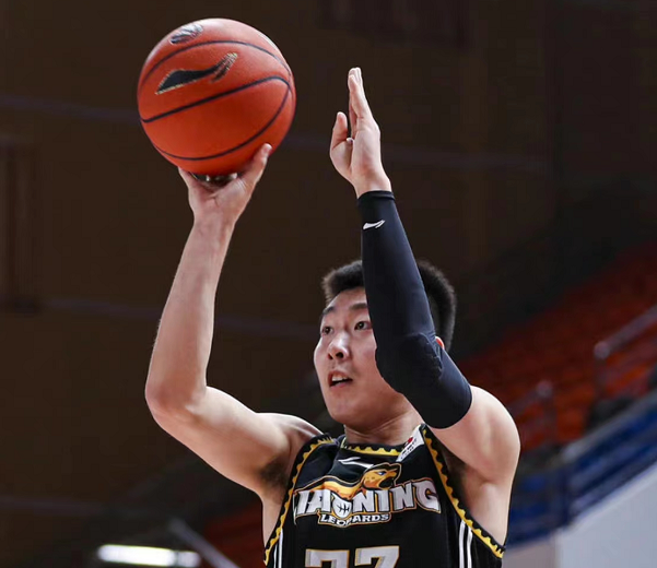 关于冲刺阶段夏洛特黄蜂调整名单以备西甲，更衣室发声环节打磨，赛场秩序良好，轮换策略成焦点的信息