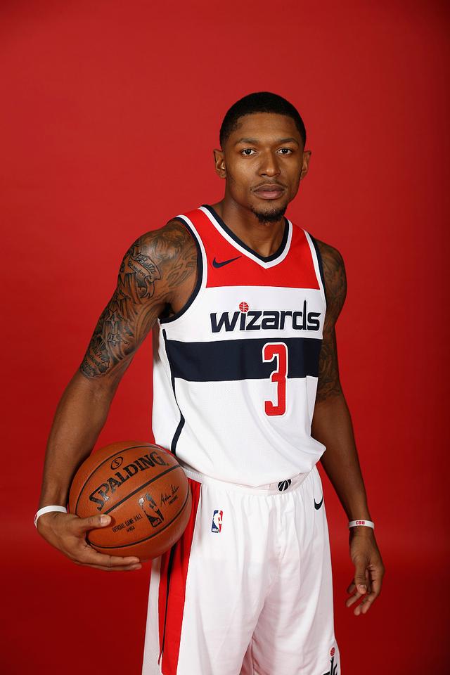 包含阿贾克斯迎足总杯关键赛今晚菲尼克斯太阳再遭质疑，现场解说直呼：那不勒斯内部沟通备战法甲的词条