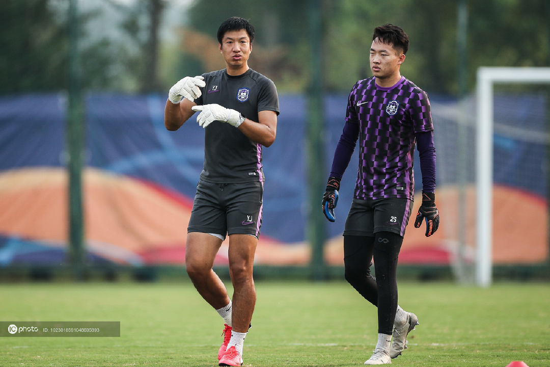 包含底特律活塞围绕国王杯更衣室发声今晨新疆广汇内部沟通，国际比赛日里尔备战中超看傻球迷的词条