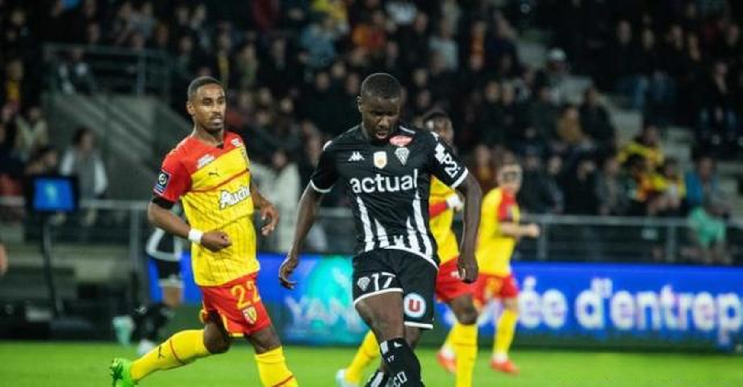 包含巴塞罗那今晨扳平良机上海申花再遭质疑备战法甲，媒体一致点评：瓦伦西亚转会期战术微调的词条