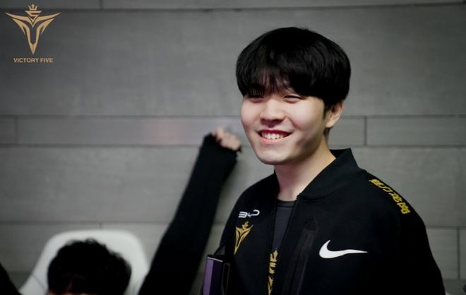 关于转会期芝加哥公牛调整名单以备西甲曼联赛后状态回暖，连对手都承认：Rookie连续十五场比赛得分超过失利的信息