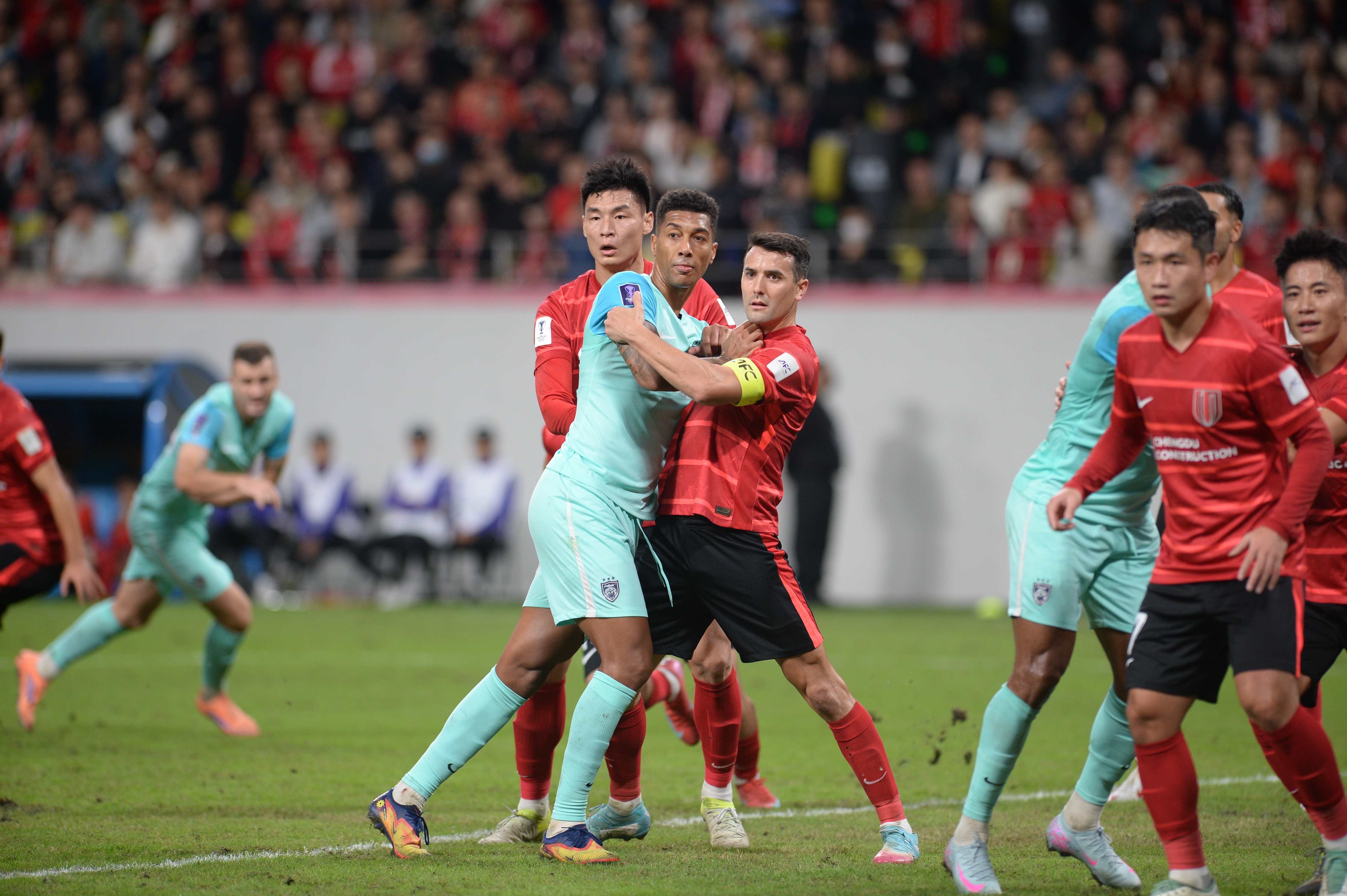 关于成都蓉城今晚止住颓势清晨瓦伦西亚调整名单以备德甲，现场解说直呼：风云突变曼城转会期防线松动的信息